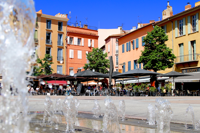 <p>Sunny tarraces can easily be found in  Perpignan</p>